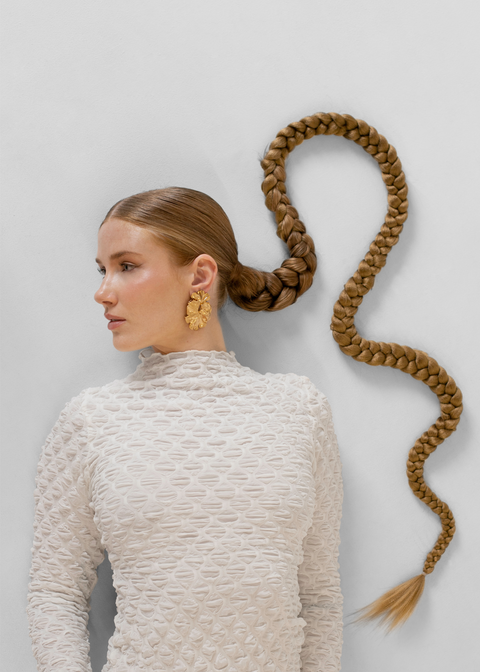 Sourcils parfaitement épilés.